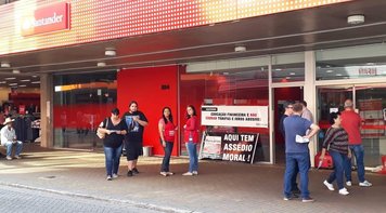 Bancários resistem e mantêm fechadas agências do Santander