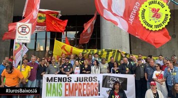 Após intensa pressão, Copom baixa Selic pela primeira vez em três anos, para 13,25%