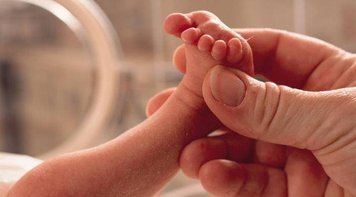 Licença-maternidade pode ser suspensa caso bebê fique internado. Entenda