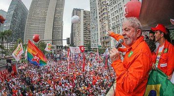 'Eu vou voltar. O Lula não é o Lula, é uma ideia, não adianta perseguir', diz ex-presidente no ato pela soberania