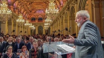 Homenageado em Paris, Lula associa perda de direitos e sofrimento do povo aos ataques à democracia