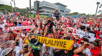 No aniversário de Lula, país manifesta anseio por democracia