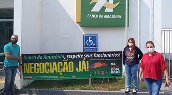 Empregados do Banco da Amazônia fazem protesto para exigir retomada das negociações