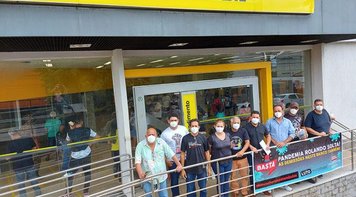 Bancários protestam contra a reestruturação que fechará agências do Banco do Brasil em Rondônia