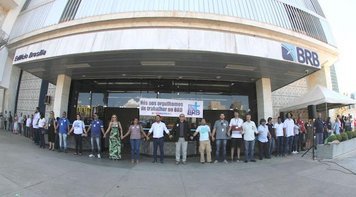 “EU SOU + BRB” Bancários fazem grande ato em frente ao Edifício Brasília
