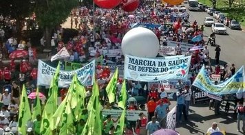 Em defesa do SUS, manifestantes marcham na Esplanada