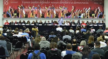 “Golpistas, fascistas não passarão e os banqueiros não nos vencerão”, afirma presidente da Contraf-CUT