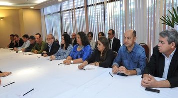 Com maior greve em 20 anos, bancários arrancam nova proposta, com 10% de reajuste no salário e 14% nos vales