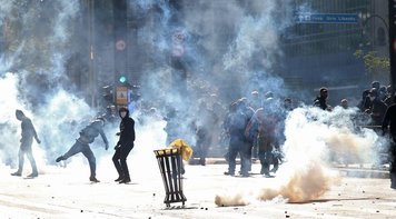 Ato em defesa da democracia e contra Bolsonaro acaba em choque com a polícia em São Paulo