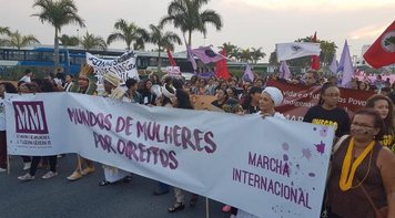 Mulheres do mundo todo ocupam as ruas de Florianópolis