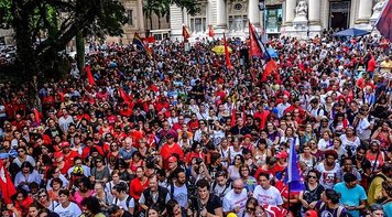 Crescem manifestações de apoio a Lula e as denúncias de juristas apontando erros na sentença de Moro