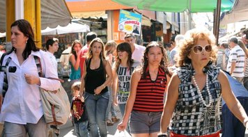 Mais escolarizadas, mulheres ganham 75% da renda dos homens, revela IBGE