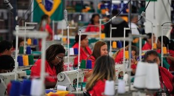 Bolsonaro quer mulheres trabalhando ainda mais para se aposentar ganhando menos