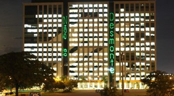 Sindicato projeta frases de protesto em edifício do BB em Brasília e banco acende luzes para tentar amenizar efeitos