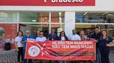Bancários do Bradesco em Cuiabá protestam contra demissões