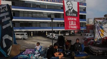 Lula 'desafia ordem' e 'cria impasse', diz mídia internacional