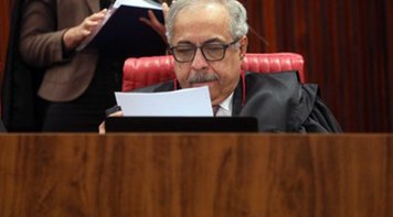 Com novo pedido de vista, TSE interrompe julgamento sobre cassação de chapa de Bolsonaro e Mourão