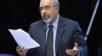 Emendas à MP 680 colocam em risco CLT e direitos conquistados pelos trabalhadores, adverte Paim