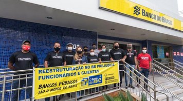 Contra a reestruturação, bancários do BB em Campo Grande e região paralisaram as atividades nesta sexta