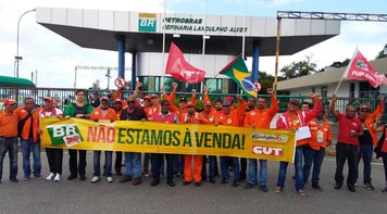 Caminhoneiros continuam parados e petroleiros começam greve para baixar preços do gás e dos combustíveis