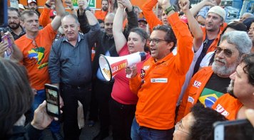 CUT e petroleiros visitam Lula e falam da emoção do ex-presidente com título recebido em Paris