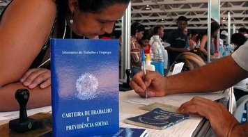 Governo sofre derrota e redução do abono salarial é excluída da reforma