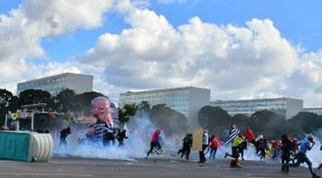 Revogação de decreto é confissão de erro por Temer, diz Gleisi Hoffmann