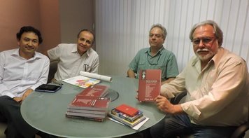 Presidente da Contraf-CUT recebeu de técnicos do Dieese o exemplar do livro ‘Greves no Brasil’