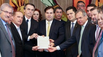 Governo Bolsonaro oferece R$ 40 milhões a cada deputado para comprar voto pró-reforma