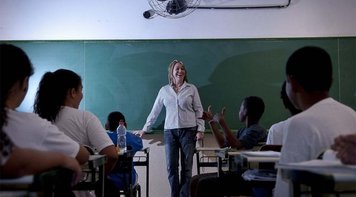 Reforma administrativa de Bolsonaro demoniza servidor, mantém privilégios e facilita privatizações