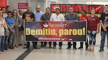 Bancários protestam após funcionária ser demitida pela segunda vez pelo Santander