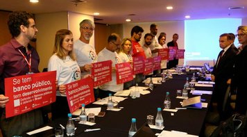 Protesto pela Caixa 100% pública marca rodada de negociação com o banco