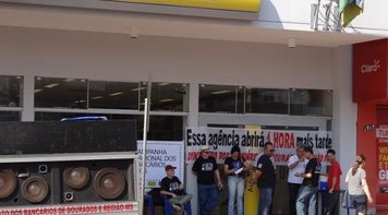 Bancários de Dourados protestam em dia nacional de luta por contratações
