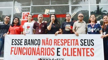 Bradesco demite, Sindicato resiste e cobra explicações do banco em forma de protesto