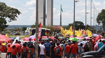 Desmonte na Caixa: movimentos sociais protestam contra cortes no Minha Casa Minha Vida