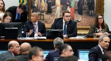 Governo é derrotado na CCJ e análise da reforma da Previdência é adiada