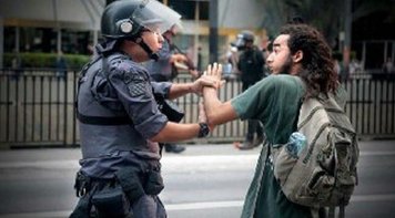 Repressão policial marca dia de protestos em vários pontos do país