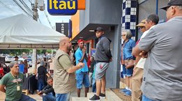 Bancários protestam contra Itaú e banco aceita negociar com a Fetec-CUT/CN nesta terça 7