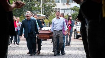 Grito por justiça entre lágrimas no funeral do reitor:  "temos que parar os neofascistas"