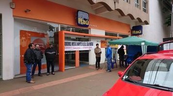 Demissão gera protesto e paralisa atividades no Itaú em Dourados