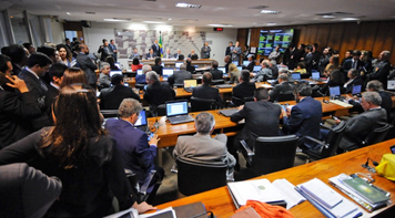 Senado avança em direção ao desmonte da CLT