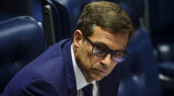 Campos Neto não consegue justificar Selic a 13,75% no Senado