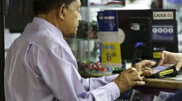 País tem 33,9 milhões de idosos e 22,9% trabalham em locais expostos, revela Dieese 