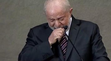 Lula chora na diplomação e promete lutar por um país mais desenvolvido e mais justo