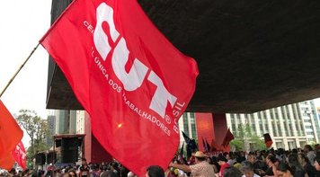 Contra a destruição do Brasil e pelo clima, trabalhadores ocupam as ruas em todo o país