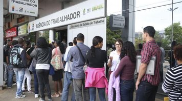3,2 milhões de pessoas procuram emprego há 2 anos no país dos pacotes econômicos