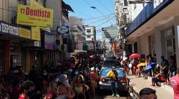 Filas enormes para sacar R$ 600 na Caixa pode piorar problema de saúde pública