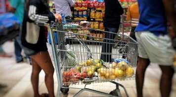Classe média e pobres sentem disparada nos preços dos alimentos e reduzem consumo