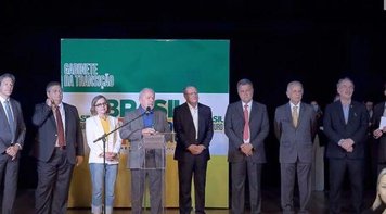 Lula anuncia novos ministros e promete um governo democrático com foco no social
