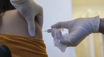 Aumenta transmissão de Covid-19, mas Bolsonaro não tem plano de vacinação